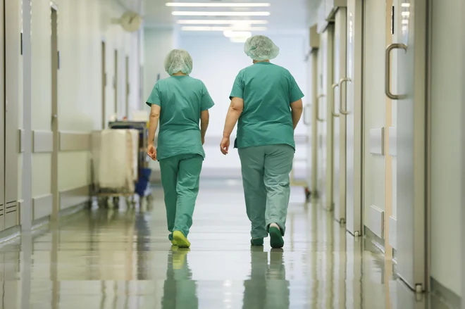 &raquo;Ne le zdravniki, tudi medicinske sestre odhajajo tja, kjer je njihovo delo bolje vrednoteno,&laquo; pravi Konrad Kuštrin, predsednik sindikata Fides.<br />
FOTO: Leon Vidic/Delo