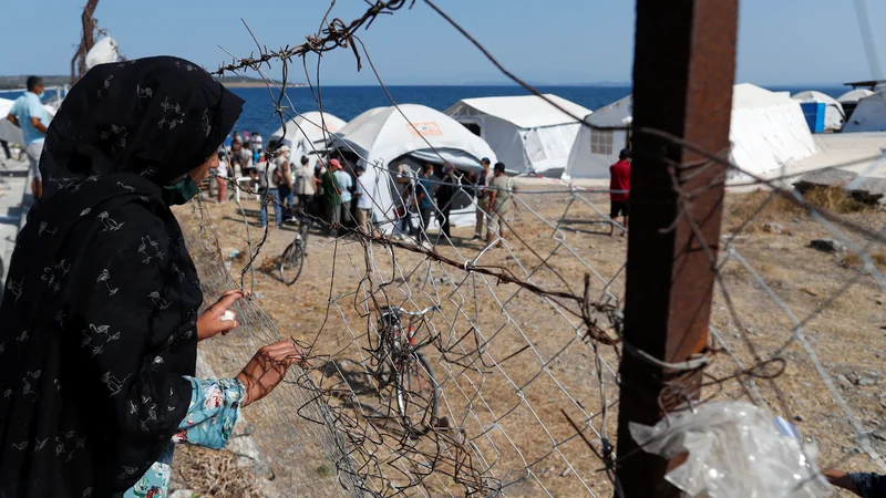 Fotografija: V novem začasnem taborišču za migrante na grškem otoku Lezbos je z novim koronavirusom okuženih več kot 240 prosilcev za azil. FOTO: Yara Nardi/Reuters