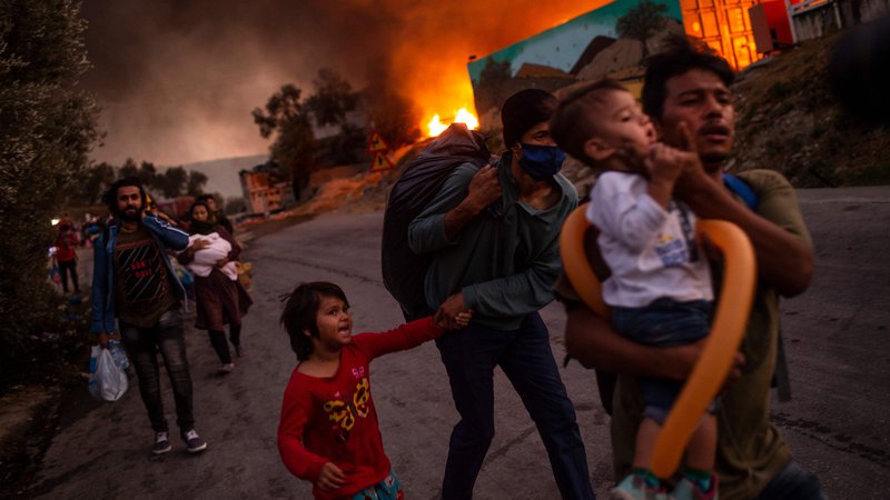 Fotografija: Tragedija v taborišču Moria na grškem Lezbosu je še ena posledica odsotnosti evropske migracijske politike.  FOTO: Angelos Tzortzinis/AFP