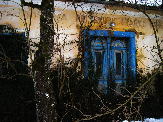 Nekdanja gostilna Pri Gruški, vsaj tako pravi obledel hišni napis. FOTO: Aleš Nosan