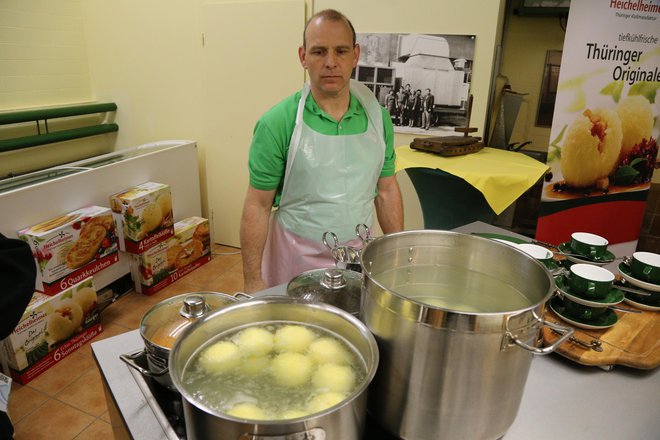 Kuhar v kuhinji za obiskovalce Turinškega sveta heichelheimskih cmokov FOTO: Milan Ilić