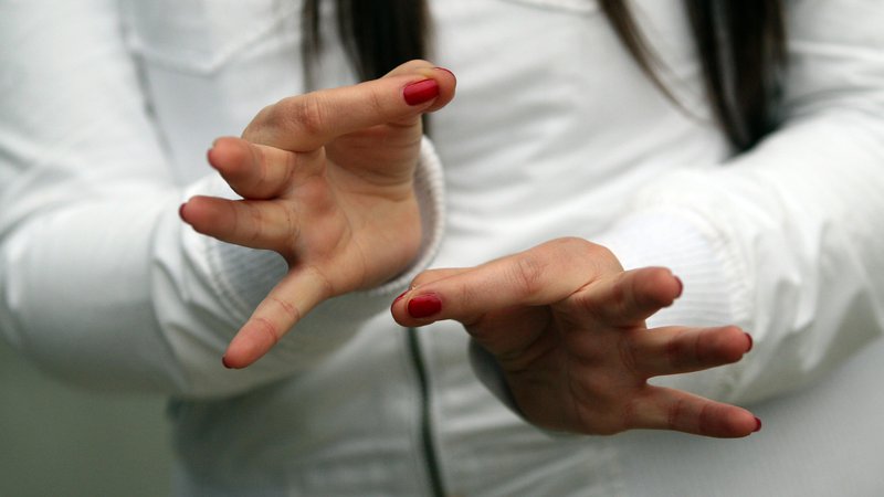 Fotografija: Podobno kot pri govornem jeziku se tudi znotraj znakovnih jezikov razvijejo različni naglasi. Foto Tadej Regent