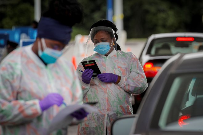 Testiranje je v ZDA splošno dostopno, a ukrepov za zjezitev pandemije na zvezni ravni tako rekoč ni. FOTO: Brendan McDermid/Reuters