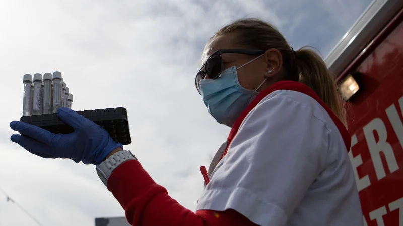 Fotografija: Mobilna ekipa zdravstvenih delavcev bo na poziv prišla v šolo, opravila enostaven test z grgranjem ter sporočila rezultat najpozneje v 24 urah, napovedujejo na Dunaju. FOTO: Alex Halada/AFP