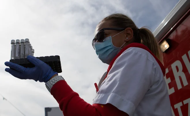 Mobilna ekipa zdravstvenih delavcev bo na poziv prišla v šolo, opravila enostaven test z grgranjem ter&nbsp;sporočila rezultat najpozneje v 24 urah, napovedujejo na Dunaju. FOTO: Alex Halada/AFP