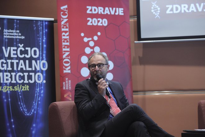 Direktor Novartisove Farmacevtike Krzysztof Nojszewski je med drugim predstavil razliko med celičnimi in genskimi terapijami. FOTO: Jože Suhadolnik/Delo