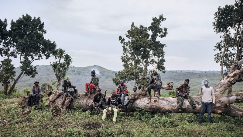 Fotografija: Pripadniki oborožene skupine URDPC / CODECO (Union des Révolutionnaires pour la Défense du Peuple Congolais / Coopérative pour le Développement du Congo) iz skupnosti Lendu, med katerimi so tudi otroci, stražijo med srečanjem nekdanjih vojskovodij v vasi Wadda, na severovzhodu Demokratične republike Kongo. Od aprila 2020 je predsednik Konga Felix Tshisekedi pooblastil nekdanje vojskovodje za pogajanja o predaji oboroženih skupin v Ituriju. Od konca leta 2017 je konflikt v Ituriju povzročil več kot 1,5 milijona razseljenih oseb in več sto smrtnih žrtev, ki jih večinoma pripisujejo napadalcem iz skupnosti Lendu. FOTO: Alexis Huguet/Afp