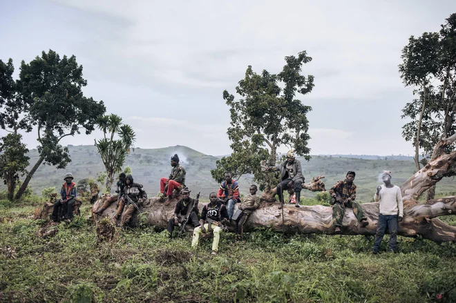 Pripadniki oborožene skupine URDPC / CODECO (Union des Révolutionnaires pour la Défense du Peuple Congolais / Coopérative pour le Développement du Congo) iz skupnosti Lendu, med katerimi so tudi otroci, stražijo med srečanjem nekdanjih vojskovodij v vasi Wadda, na severovzhodu Demokratične republike Kongo. Od aprila 2020 je predsednik Konga Felix Tshisekedi pooblastil nekdanje vojskovodje za pogajanja o predaji oboroženih skupin v Ituriju. Od konca leta 2017 je konflikt v Ituriju povzročil več kot 1,5 milijona razseljenih oseb in več sto smrtnih žrtev, ki jih večinoma pripisujejo napadalcem iz skupnosti Lendu. FOTO: Alexis Huguet/Afp