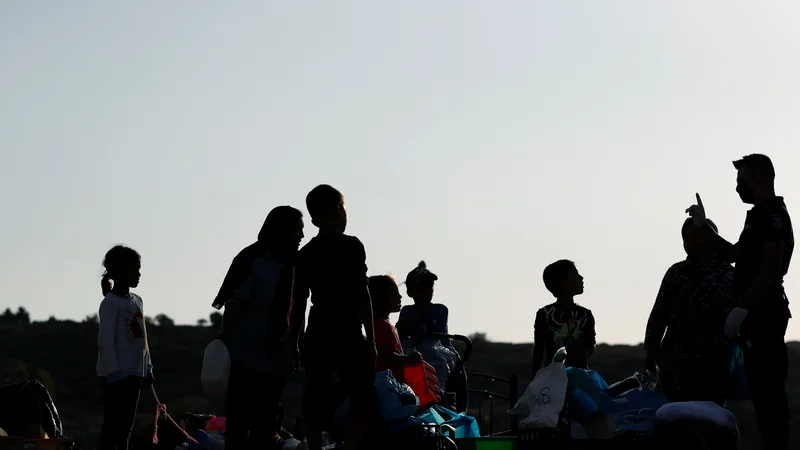 Fotografija: Reševanje migracijskih vprašanj na ravni EU je že nekaj let v slepi ulici. Najtežji je položaj v taboriščih na grških otokih. Na fotografiji je grški policist med pregledom ljudi na Lezbosu. FOTO: Yara Nardi/Reuters