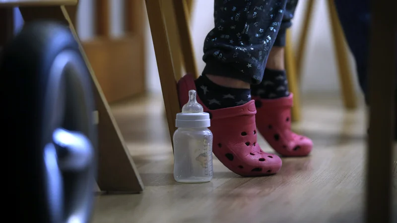 Fotografija: Da opažajo vse več prikrite revščine in da starši skrivajo stisko, otroci pa so prikrajšani na vseh področjih, poudarjajo pri projektu Botrstvo. Foto Blaž Samec