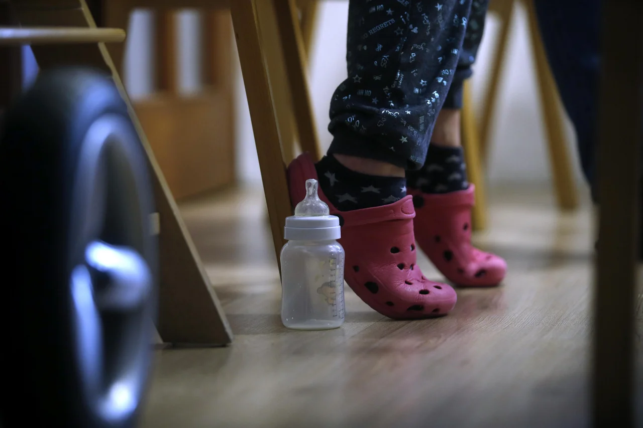 Fotografija: Da opažajo vse več prikrite revščine in da starši skrivajo stisko, otroci pa so prikrajšani na vseh področjih, poudarjajo pri projektu Botrstvo. Foto Blaž Samec