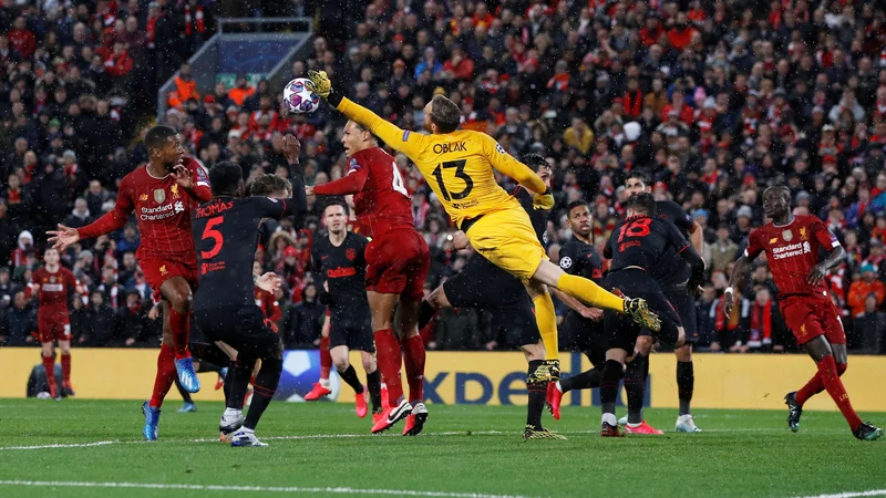 Fotografija: Jan Oblak ostaja med evropsko nogometno elito. FOTO: Phil Noble Reuters