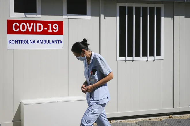 Bolniki s hudimi akutnimi težavami naj pomoč poiščejo v urgentnih centrih ali nujnih ambulantah. FOTO: Jože Suhadolnik/Delo