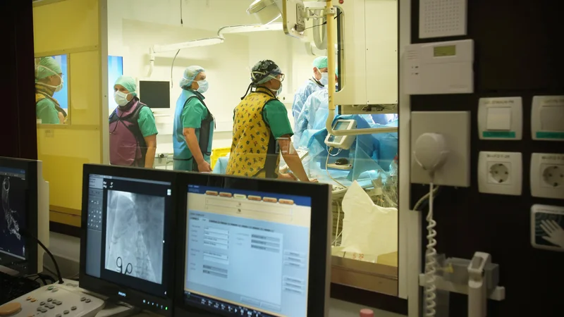 Fotografija: Operacija na Kliničnem oddeleku za kardiologijo na UKC Ljubljana. Foto: Jure Eržen/delo