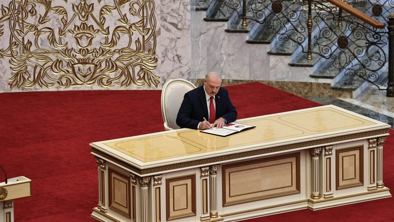 Fotografija: V popolni tajnosti in brez običajnega (in zakonsko obveznega) radijskega prenosa je danes Aleksander Lukašenko ponovno svečano prisegel kot »novi« beloruski predsednik. Foto Sergej Šeleg/AFP