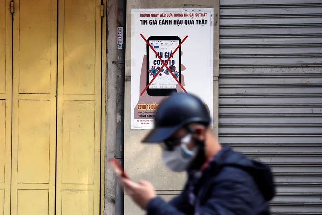Dezinformacije, kot je ta, dobivajo kisik na družbenih omrežjih, kot sta facebook in twitter, in se širijo kot požar zaradi zasnove teh platform. FOTO: Nguyen Huy Kham/Reuters