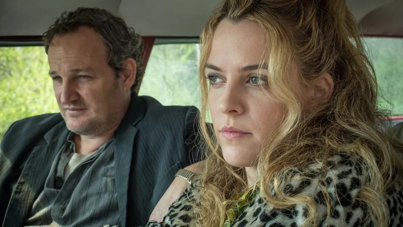 Fotografija: Pripoved povezuje in komentira vsevedni pripovedovalec, ki mu je dal glas kar Pollock. Foto Glen Wilson/Netflix