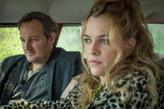 Pripoved povezuje in komentira vsevedni pripovedovalec, ki mu je dal glas kar Pollock. Foto Glen Wilson/Netflix
