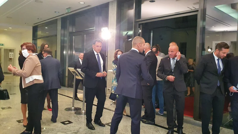 Fotografija: Dobrodelna prireditev v Unionski dvorani, na kateri bi morali nositi maske, a jih niso. Foto OKS