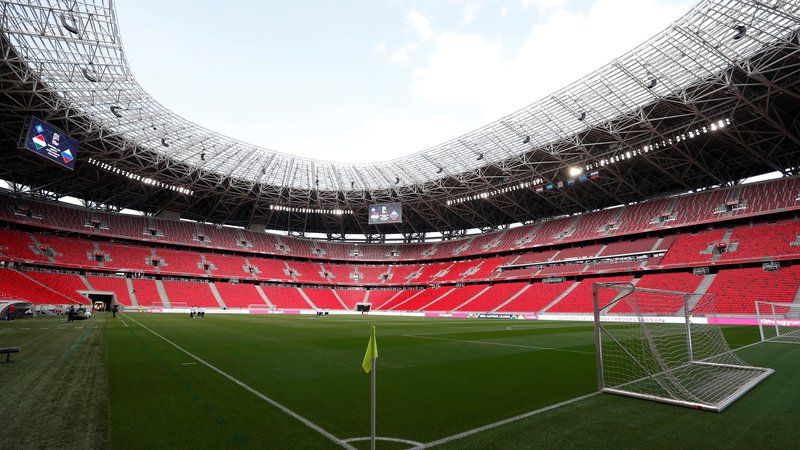 Fotografija: Puskas Arena danes ne bo tako prazna kot v zadnjih mesecih. Zvečer bo 20.000 gledalcev pospremilo tekmo Bayerna in Seville. FOTO: Bernadett Szabo/Reuters