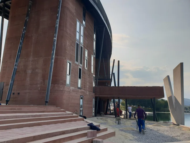 Objekt pod razgledno ploščadjo in pogled proti odru. V spodnjih prostorih bo tudi kavarna. FOTO: Špela Kuralt/Delo