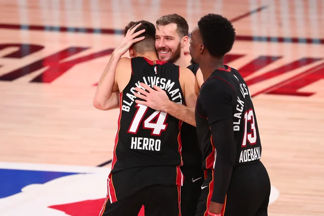 Goran Dragić je z objemom nagradil herojsko tekmoTylerja Herra (desno je še Bam Adebayo), ki je Bostonu za vodstvo v zmagah v finalu končnice NBA v vzhodni konferenci s 3:1 nasul kar 37 točk. FOTO: Kim Klement/USA TODAY Sports
