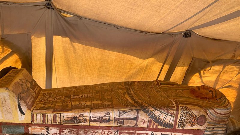Fotografija: Sarkofagi so pobarvani v živahne barve in popisani s hieroglifi. FOTO: Egyptian Ministry of Antiquities via Reuters