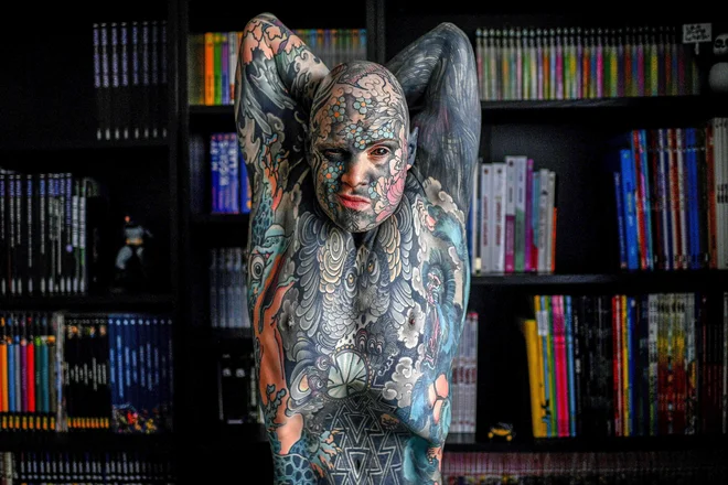 Portret francoskega učitelja Sylvaina Helainea, ki poučuje v osnovni šoli v predmestju Pariza. Freaky Hoody je velik navdušenec umetnosti tetoviranja in pirsinga. FOTO: Christophe Archambault/Afp<br />
