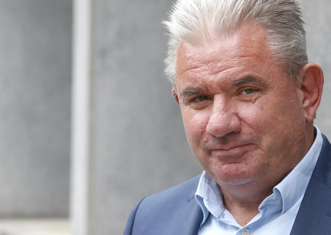 Okoljski minister Andrej Vizjak odločno zavrača sume, da je delnice Petrola spomladi kupoval, ker je računal na jesensko sprostitev cen. FOTO: Matej Družnik/Delo