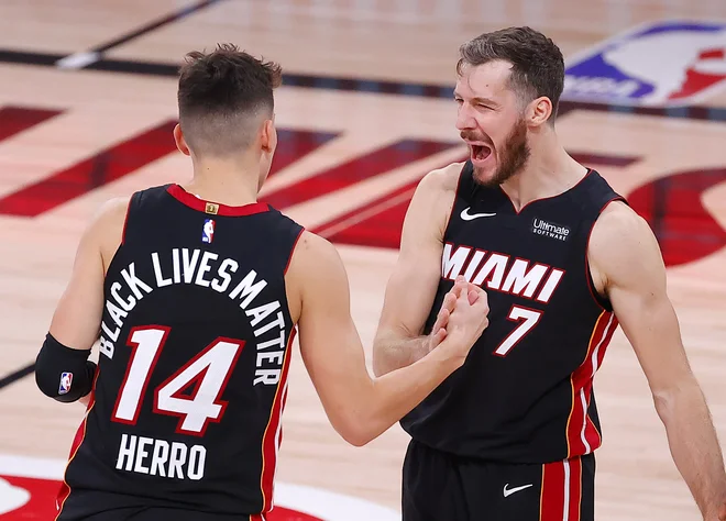 Goran Dragić je po tretji zmagi nad Bostonom veselil s Tylerjem Herrom. Foto Kevin C. Cox/AFP