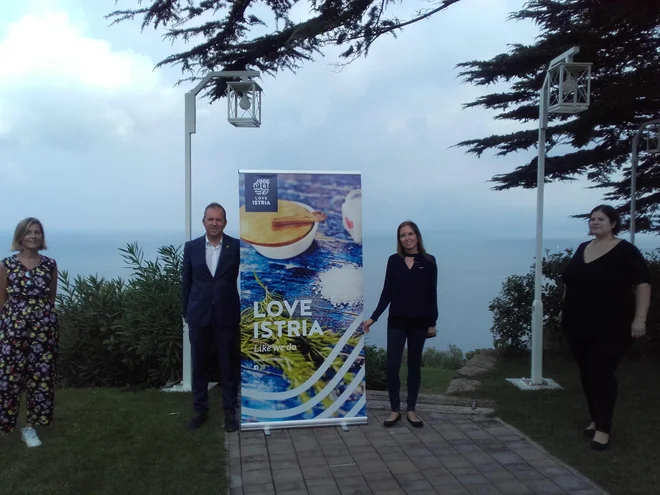 &raquo;Tuji trgi nas vidijo enovito, ne kot Koper, Piran, Izolo, Ankaran, ampak kot skupno destinacijo,&laquo; je poudaril direktor portoroškega turističnega združenja<strong> </strong>Igor Novel (drugi z leve).&nbsp; FOTO:&nbsp; Nataša Čepar