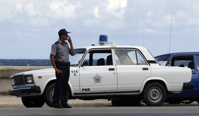 Ladin legendarni model je pripraven za vse namene, tudi za policijski avto na Kubi. Foto Desmond Boylan/Reuters