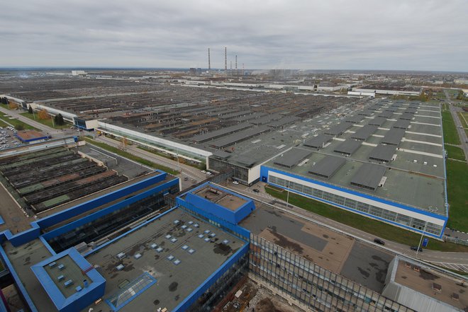 Orjaški tovarniški kompleks podjetja Avtovaz v mestu Toljati ob Volgi približno 900 kilometrov jugovzhodno od Moskve Foto Gašper Boncelj