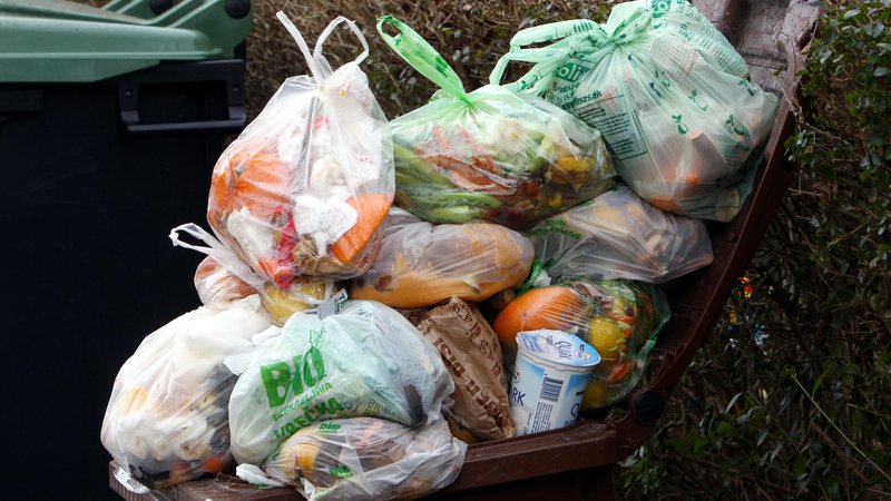 Fotografija: Eden izmed ciljev trajnodstnega razvoja v EU je zmanjšanje količine odpadne hrane na prebivalca v prodaji na drobno in pri potrošnikih za polovico ter zmanjšanje izgube hrane ob celotni dobavni verigi do leta 2030. FOTO: Igor Modic