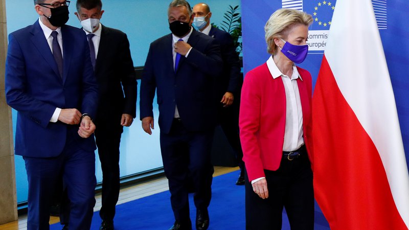 Fotografija: Predsednica evropske komisije Ursula von der Leyen je v Bruslju gostila predsednike vlad Poljske, Madžarske in Češke – Mateusza Morawieckega, Viktorja Orbána in Andreja Babiša. FOTO: Francois Lenoir/Reuters