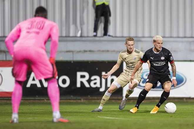 Gostujočo igro je povezoval Nemec Philipp Max (desno), ki je bil tudi podajalec pri prvem golu PSV. FOTO: Jure Banfi/Sobotinfo