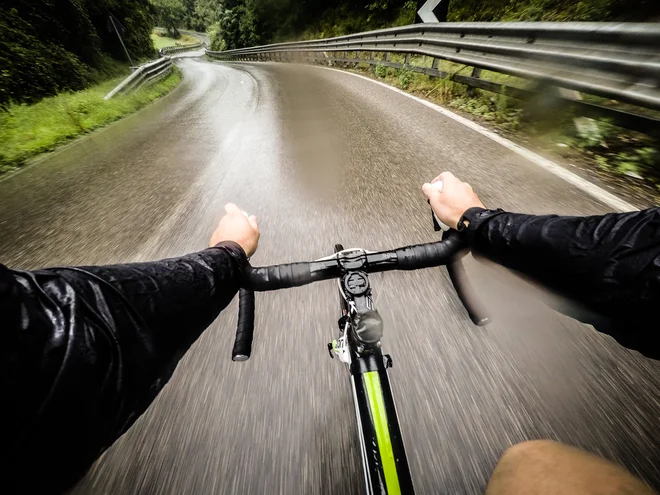 Če te mika na kolo, si najbrž zdrav, smo se tolažili in šli v pomanjšani skupini, nekateri celo z masko čez usta in nos, in predstavljajte si tako dihanje čez klance. FOTO: Mesk Photography/shutterstock