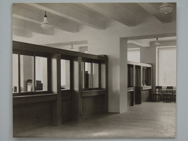 Nekdanje pisarne so imele odprt tloris, vanje pa so vstopale tudi stranke. Vhod v dve poslovni dvorani v mezzaninu – traktu ob tedanji Masarykovi cesti, najbrž pred letom 1936. Foto hrani MGML