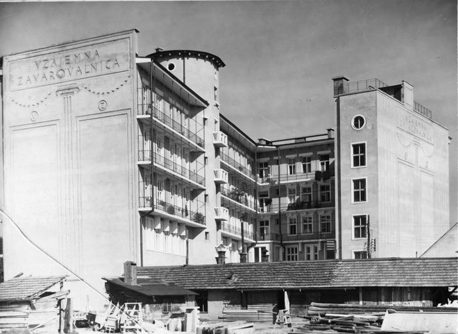 Fotografija dvoriščne fasade iz časa pred letom 1936, ko je bil proti jugu (desno) prizidan Tomažičev objekt. Foto hrani Muzej novejše zgodovine Slovenije