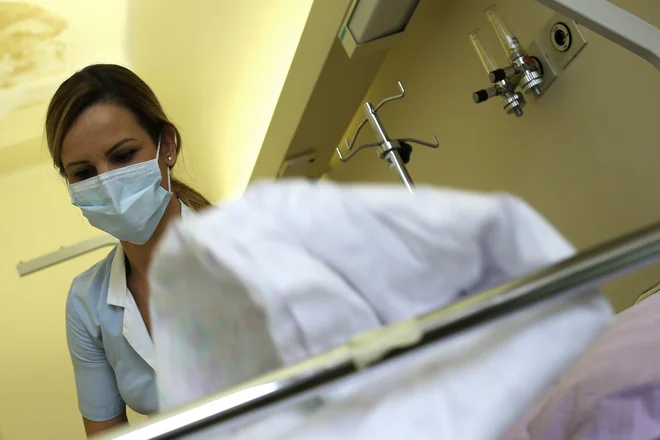 Novi virus za seboj pušča sledove tudi po več mesecih. FOTO: Tomi Lombar/Delo