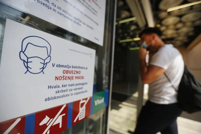 Zdravstveni inšpektorji vsak dan poslušajo različne izgovore ljudi, ki bi morali biti v karanteni, pa niso. <br />
FOTO: Leon Vidic/Delo