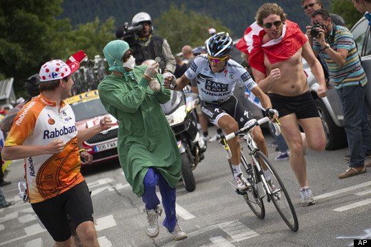 Navijač zdravnik in Alberto Contador. FOTO: Le Tour