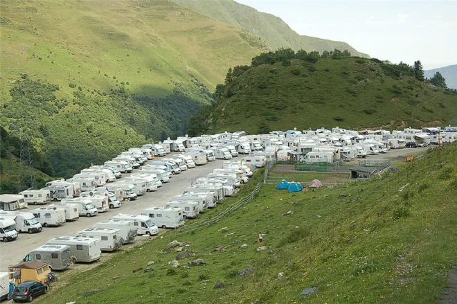 Avtodomi na Touru, ko ni koronavirusa. FOTO: Le Tour