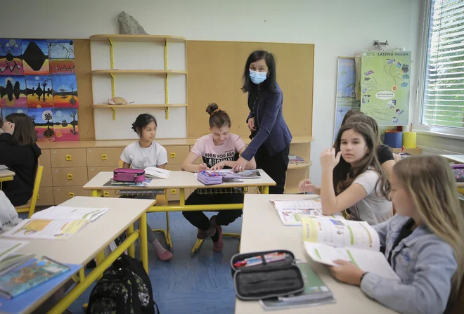 Po podatkih za današnji dan je med zaposlenimi v vrtcih okuženih deset, med zaposlenimi v osnovnih šolah 47, še devet pa je zaposlenih v srednjih šolah. FOTO: Jože Suhadolnik/Delo