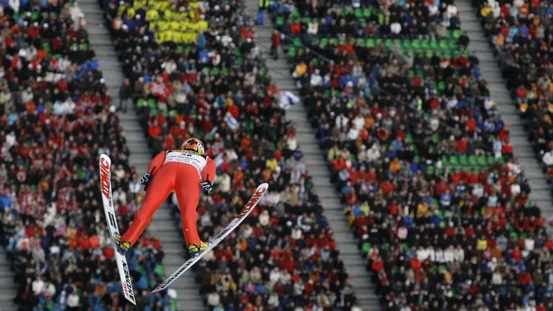 Fotografija: V Oberstdorfu tokrat še zdaleč ne bo takšne množice gledalcev kot ponavadi. FOTO: Kai Pfaffenbach/Reuters