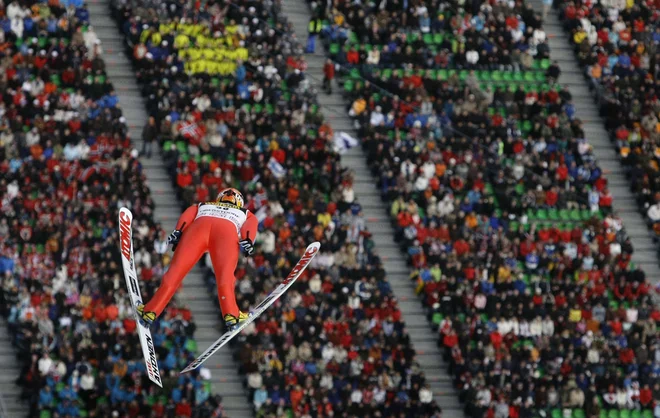 V Oberstdorfu tokrat še zdaleč ne bo takšne množice gledalcev kot ponavadi. FOTO: Kai Pfaffenbach/Reuters