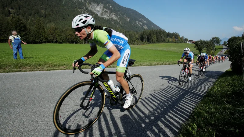 Fotografija: Urška Pintar se nadeja, da bo danes z reprezentančnimi kolegicami izboljšala svoje 22. mesto s SP v Bergnu 2017. FOTO: Heinz-Peter Bader/Reuters