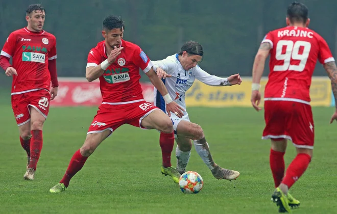 Nekoč prvi strelec 1. SNL Etien Velikonja (v sredini) se je vrnil v Gorico, ki bo prve točke poskušala osvojiti proti Aluminiju. FOTO: Tadej Regent/Delo