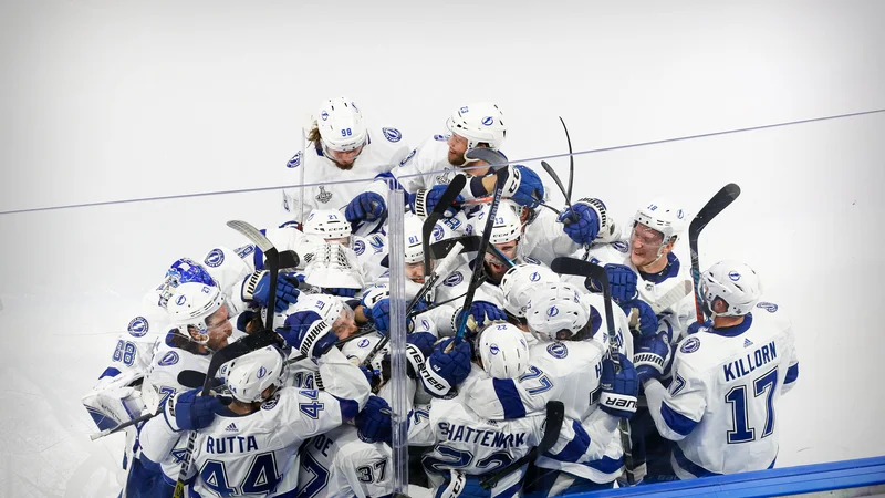 Fotografija: Hokejiski sveti gral Stanleyjev pokal je vse bliže moštvu Tame Bay s Flioride, ki je v četrti tekmi v podaljšku prišlo do tretje zmage. FOTO: Perry Nelson/USA TODAY Sports