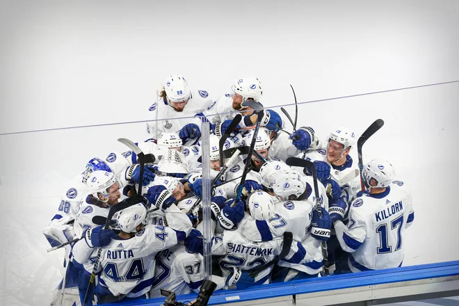Hokejiski sveti gral Stanleyjev pokal je vse bliže moštvu Tame Bay s Flioride, ki je v četrti tekmi v podaljšku prišlo do tretje zmage. FOTO: Perry Nelson/USA TODAY Sports